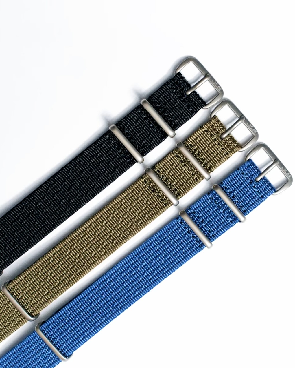 Tres correas NATO Dando La Hora en negro, verde y azul