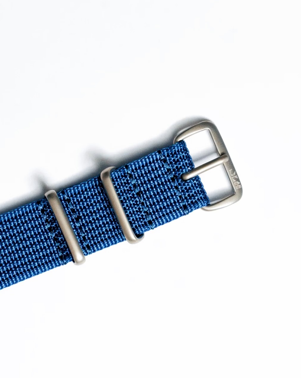 Detalle de tejido y hebilla de una correa NATO azul