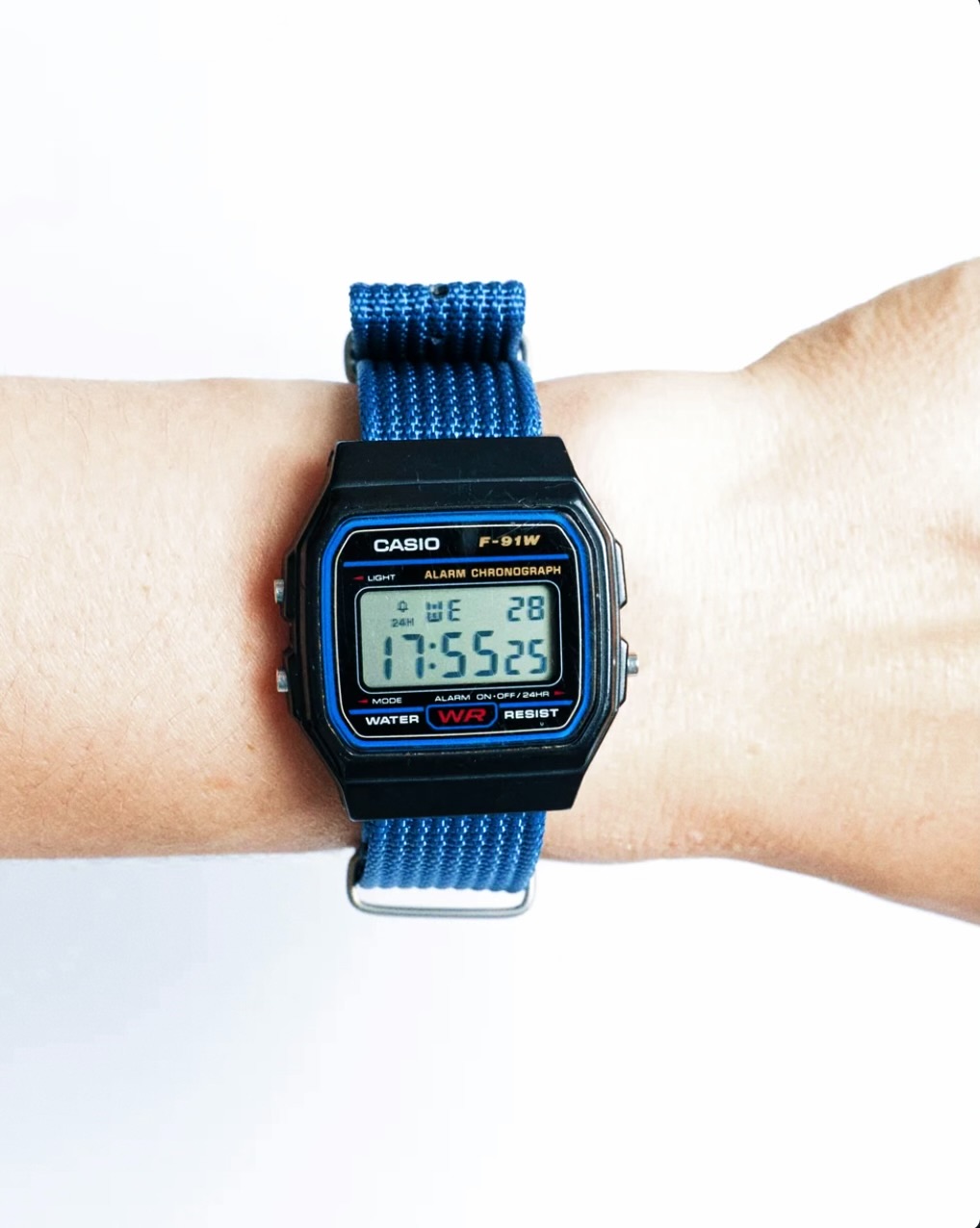 Reloj Casio con correa NATO azul fotografiado en uso