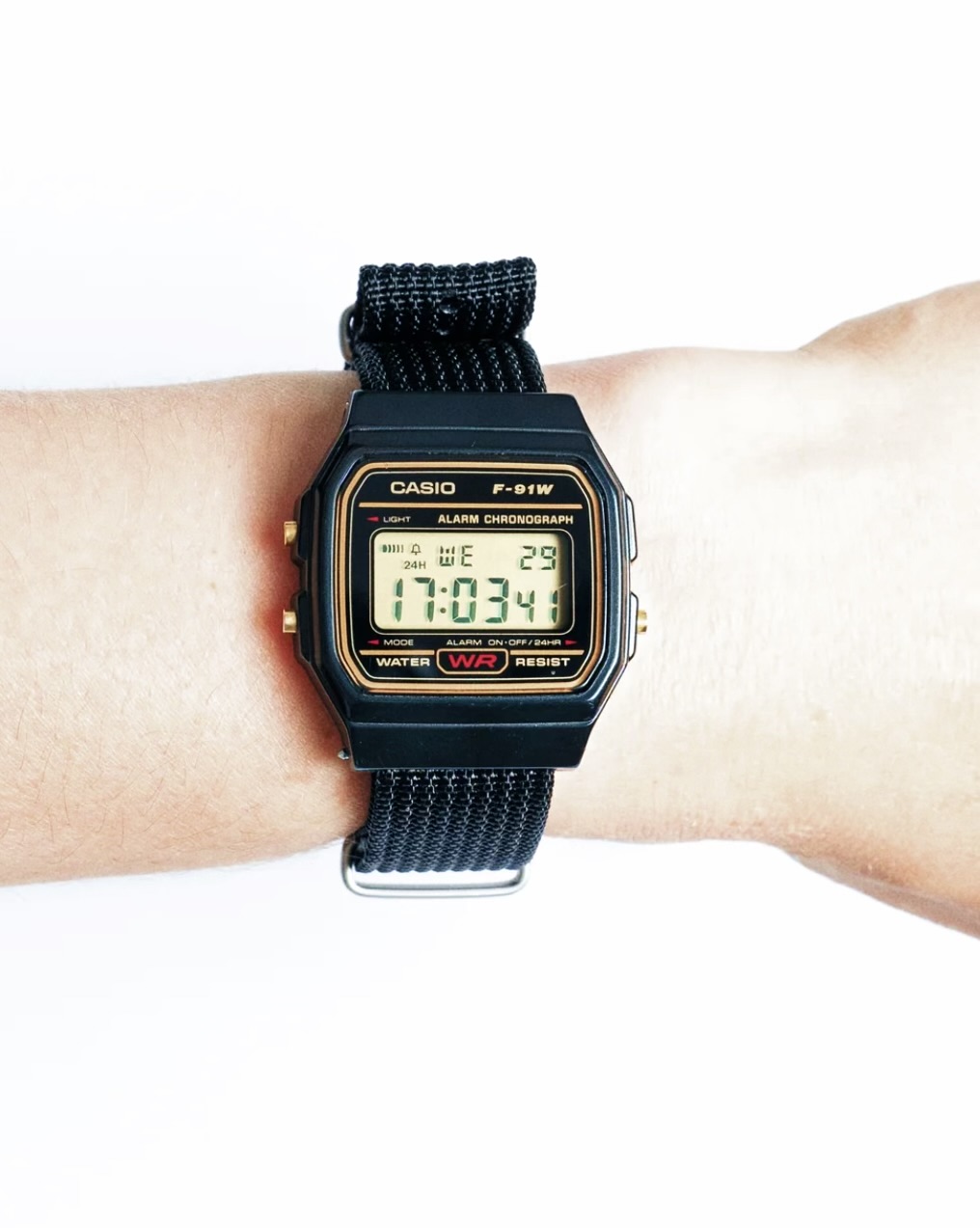 Reloj Casio con correa NATO negra fotografiado en uso